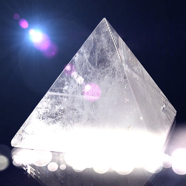 Illustration du podcast, une pyramide en cristal de roche image